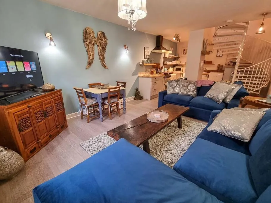 Image 4 of Stunning Luxury Vintage Duplex with Parking