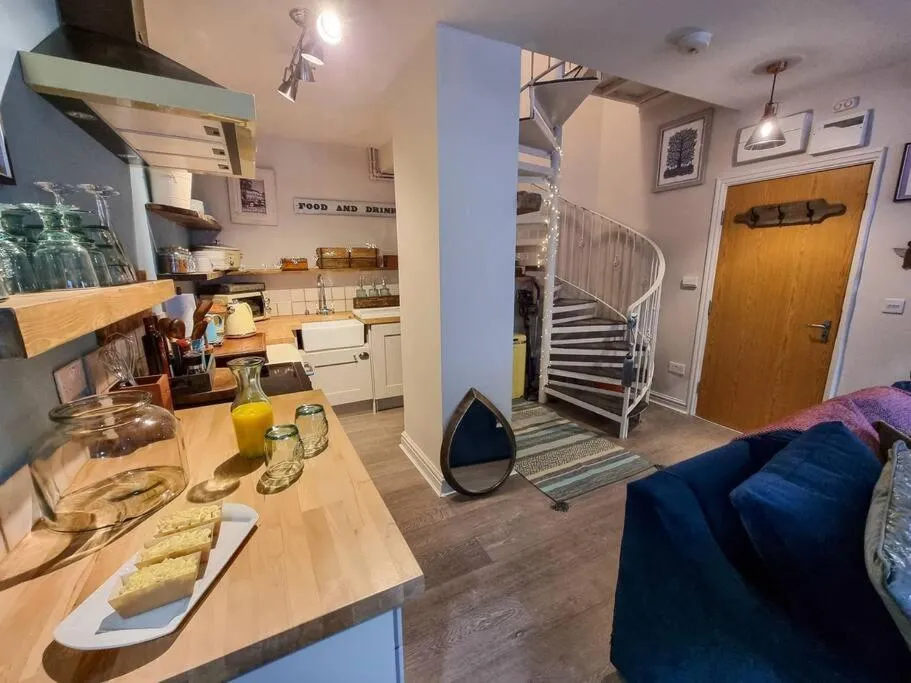 Image 3 of Stunning Luxury Vintage Duplex with Parking