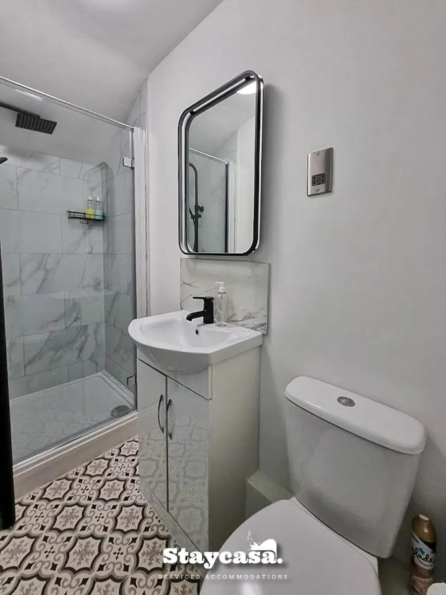 Image 5 of Stylish 10 Bedrm House, Fast Wifi, Free Parking