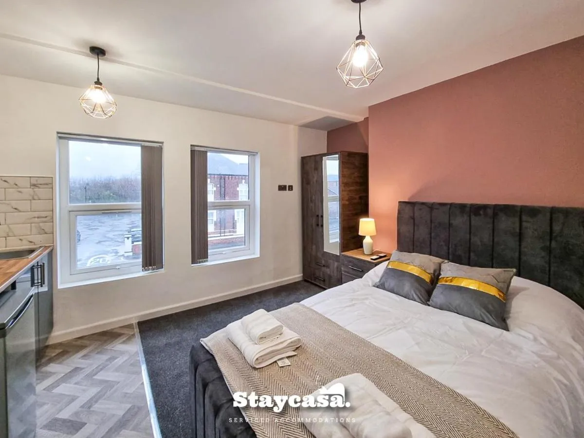 Image 1 of Stylish 10 Bedrm House, Fast Wifi, Free Parking