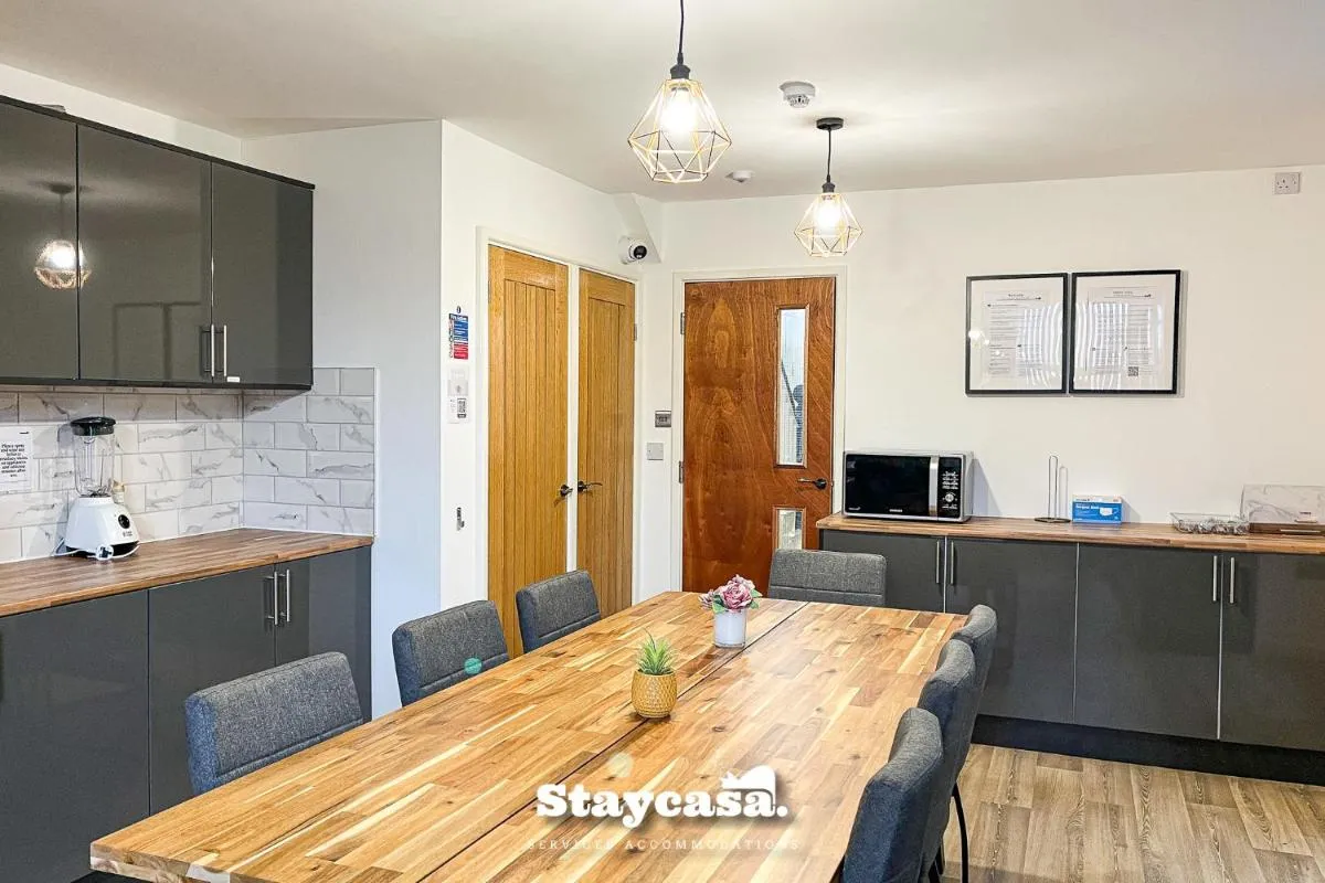 Image 4 of Stylish 10 Bedrm House, Fast Wifi, Free Parking