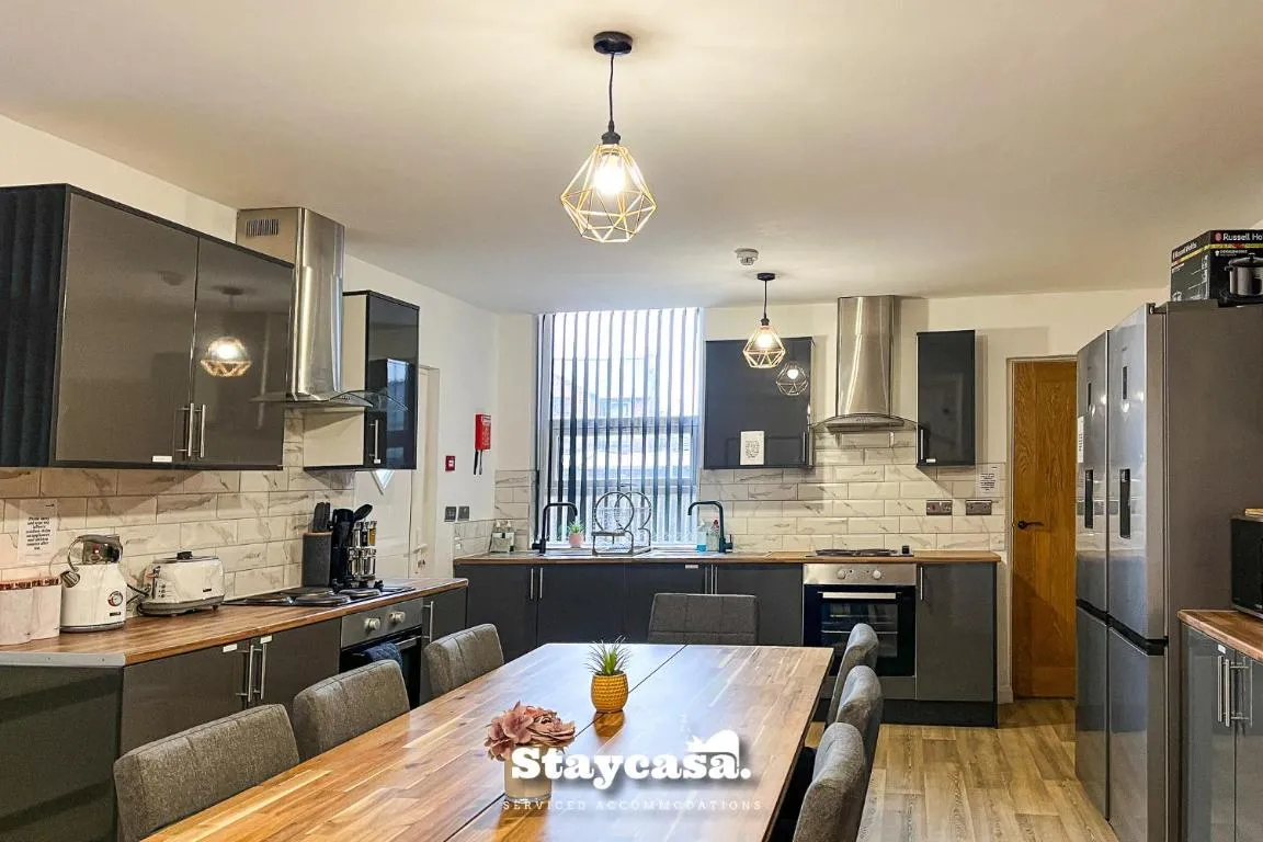 Image of Stylish 10 Bedrm House, Fast Wifi, Free Parking