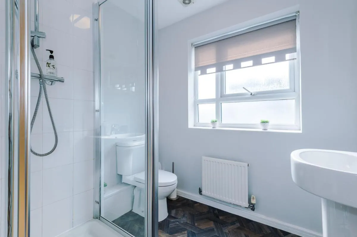 Image 5 of Stylish 4Bed Home, Sleeps 7, Free Parking, WI-FI, Balcony, Smart TVs, Great Transport Links, Long Term Disc
