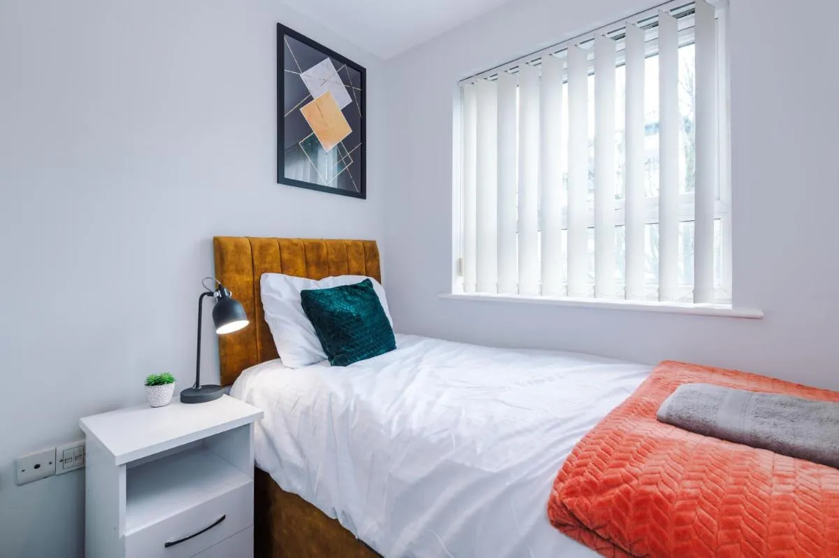 Image 6 of Stylish 4Bed Home, Sleeps 7, Free Parking, WI-FI, Balcony, Smart TVs, Great Transport Links, Long Term Disc
