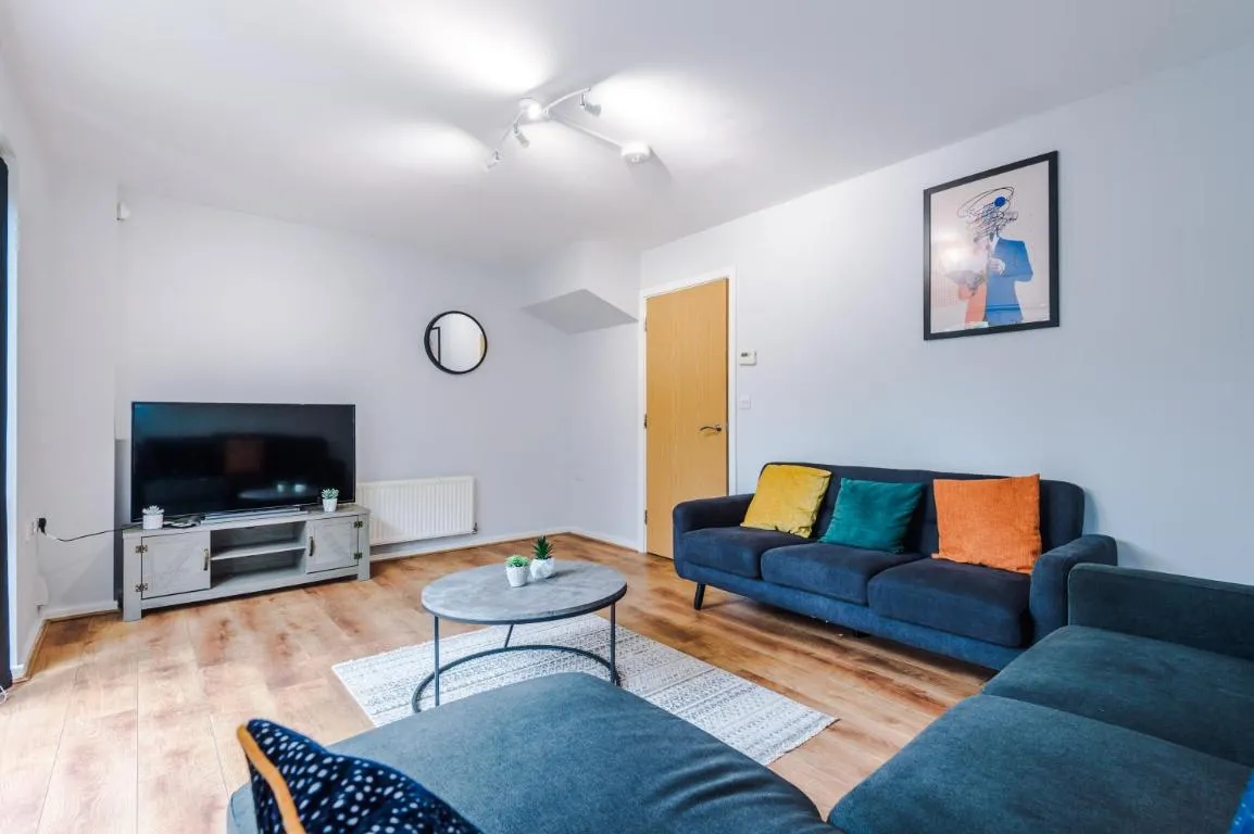 Image of Stylish 4Bed Home, Sleeps 7, Free Parking, WI-FI, Balcony, Smart TVs, Great Transport Links, Long Term Disc