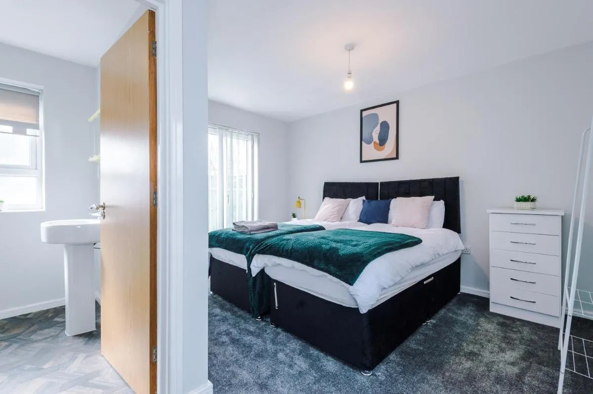 Image 2 of Stylish 4Bed Home, Sleeps 7, Free Parking, WI-FI, Balcony, Smart TVs, Great Transport Links, Long Term Disc