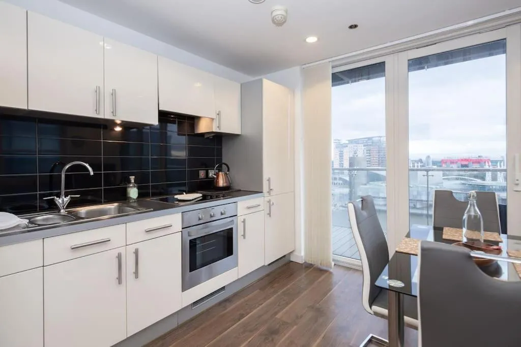 Image 3 of Stylish MediaCity 2Bed, Sleeps 6, Amazing Views