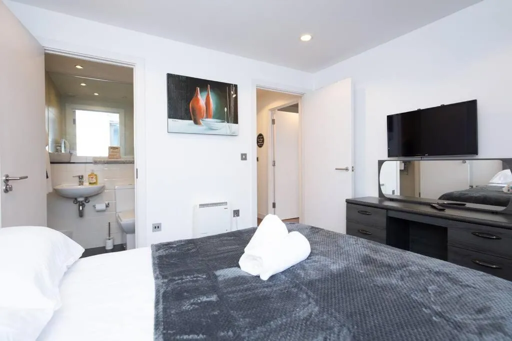 Image 2 of Stylish MediaCity 2Bed, Sleeps 6, Amazing Views