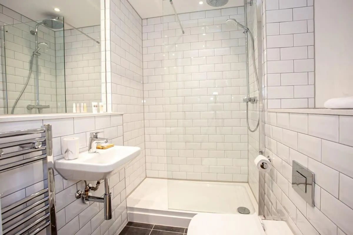 Image 2 of Super 2 Bed Apartment Close to Victoria Station