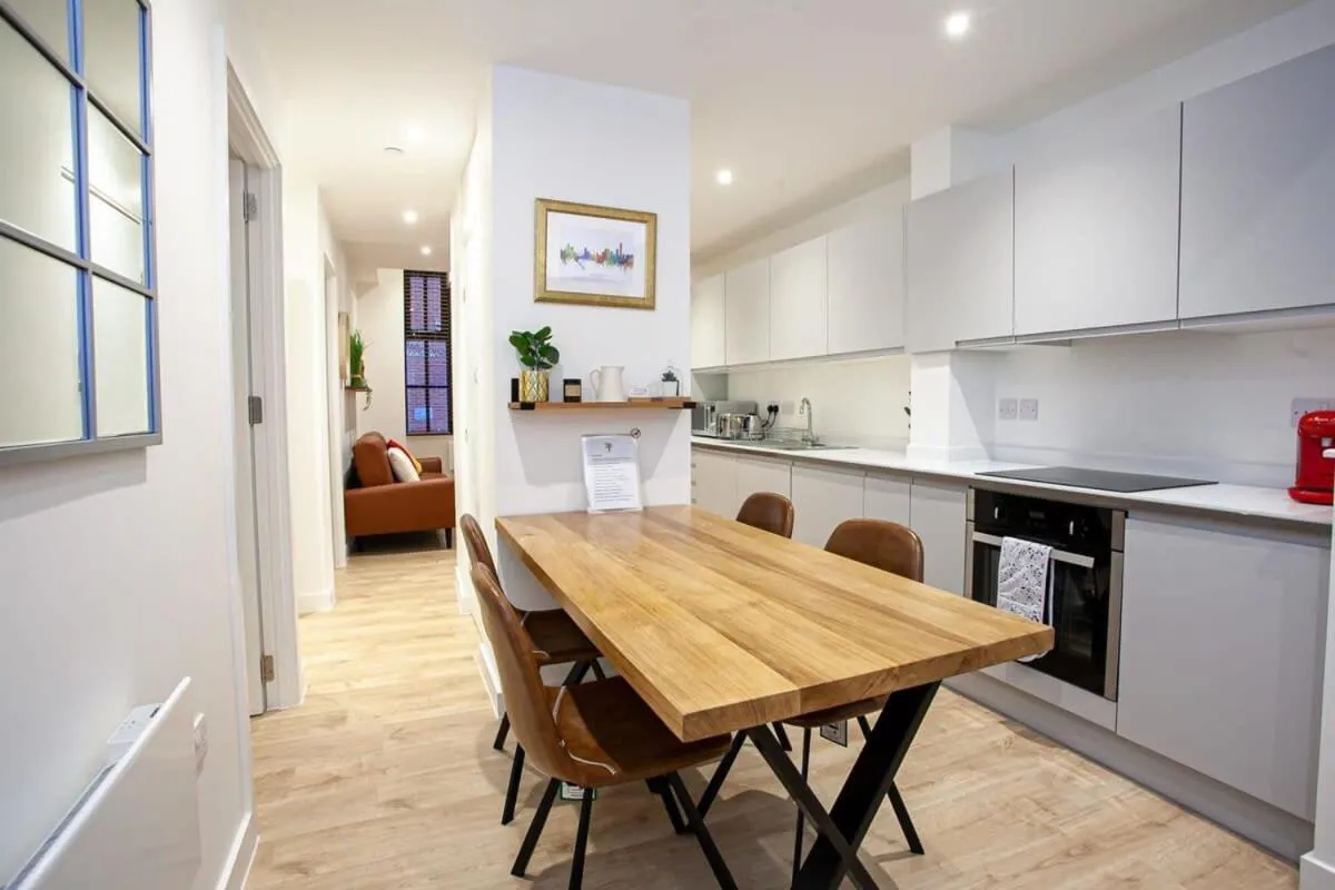 Image 3 of Super 2 Bed Apartment Close to Victoria Station