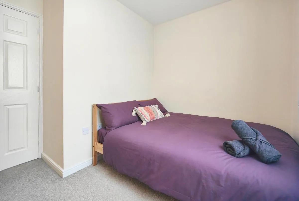 Image 5 of The Bushmoor – Spacious Holiday Townhouse 10 Minutes to City Centre Free Parking