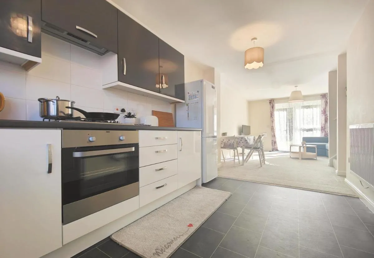 Image 3 of The Bushmoor – Spacious Holiday Townhouse 10 Minutes to City Centre Free Parking