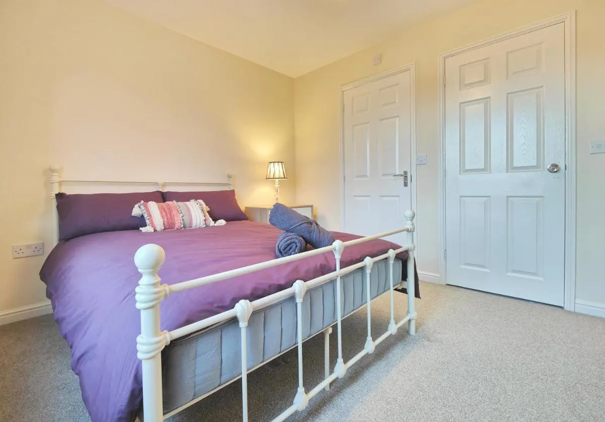 Image 1 of The Bushmoor – Spacious Holiday Townhouse 10 Minutes to City Centre Free Parking