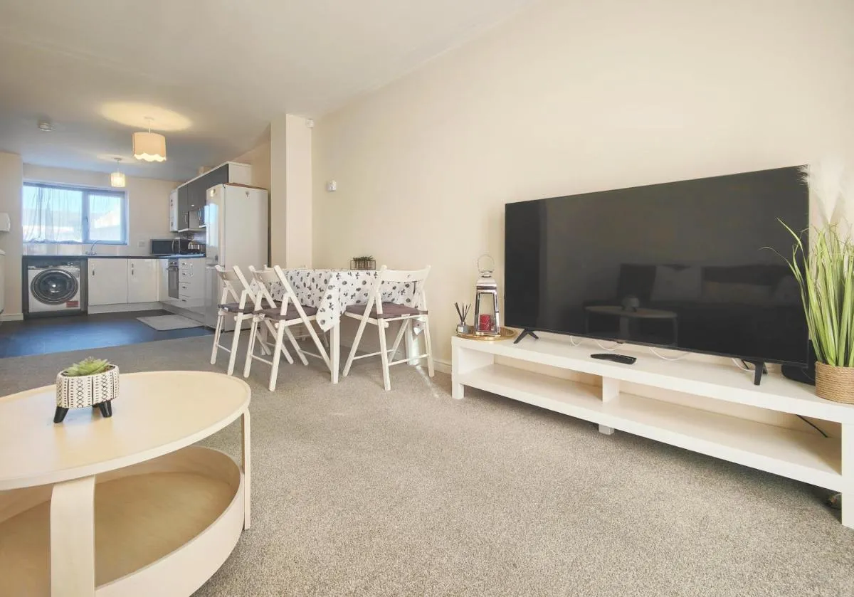 Image 4 of The Bushmoor – Spacious Holiday Townhouse 10 Minutes to City Centre Free Parking