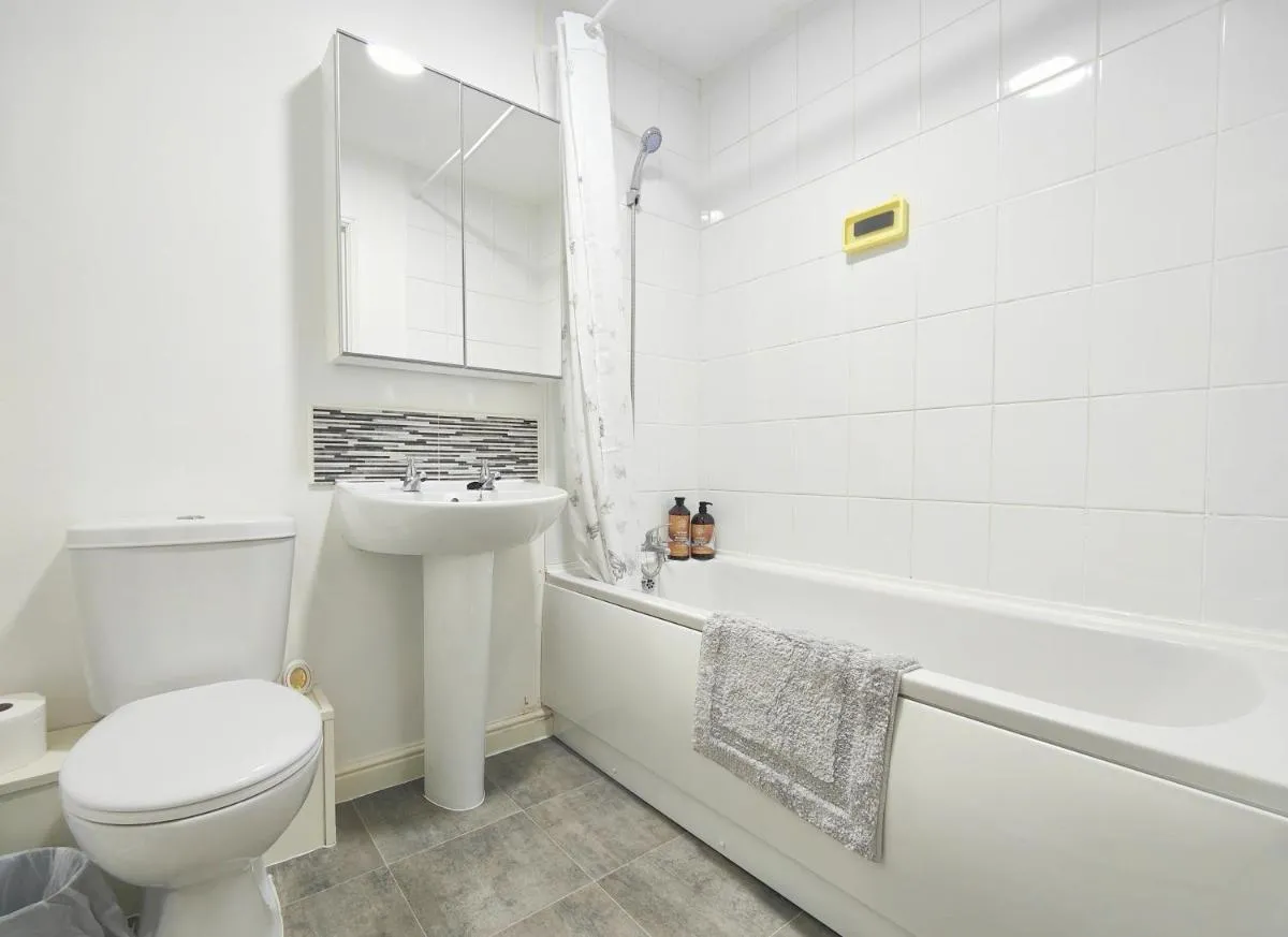 Image 2 of The Bushmoor – Spacious Holiday Townhouse 10 Minutes to City Centre Free Parking