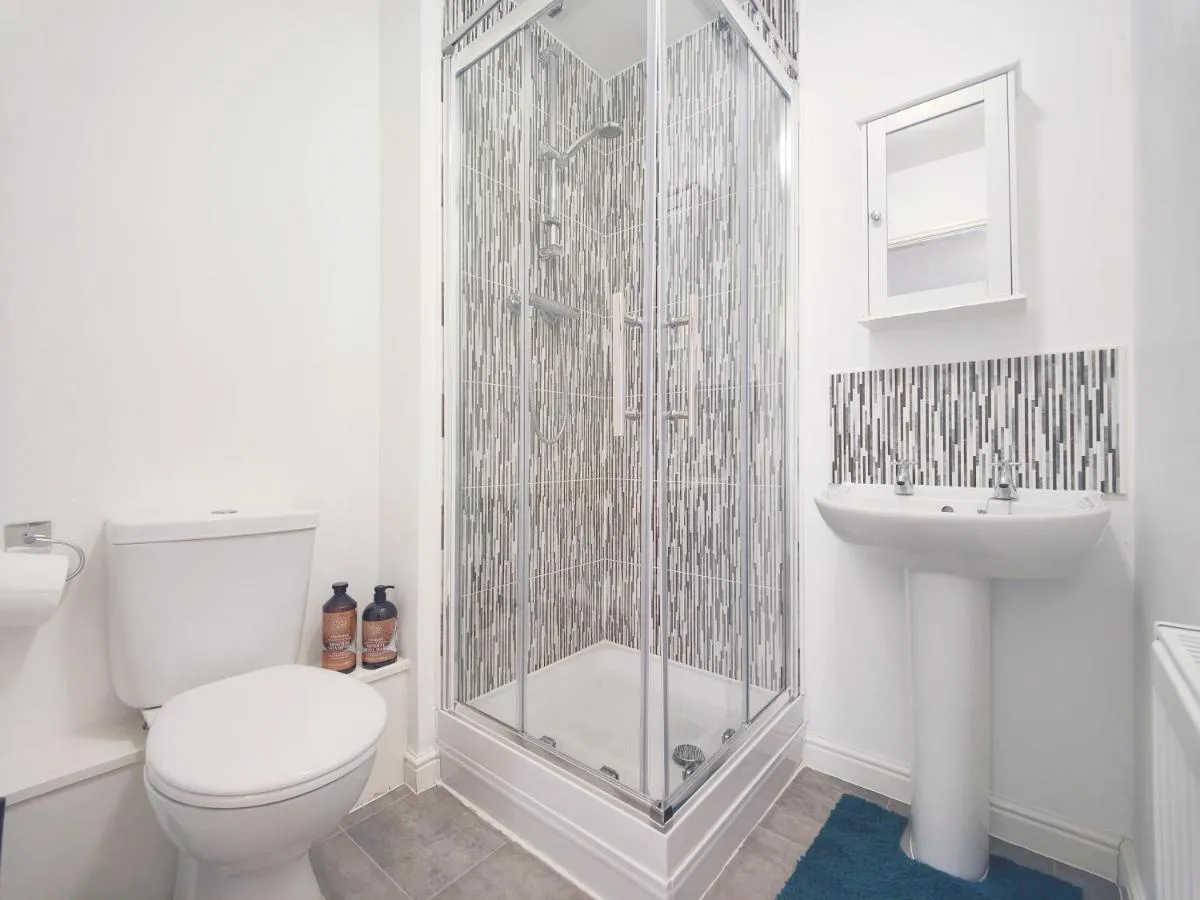 Image 6 of The Bushmoor – Spacious Holiday Townhouse 10 Minutes to City Centre Free Parking