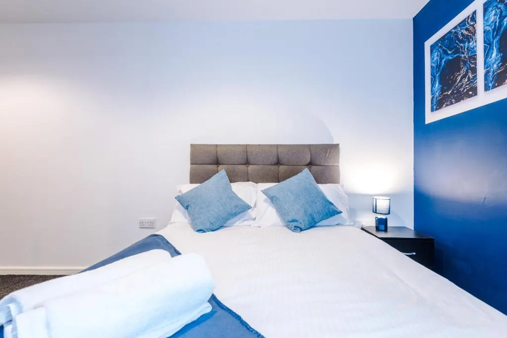 Image of 2 Bed apartment with balcony private parking near Etihad Stadium, COOP Live