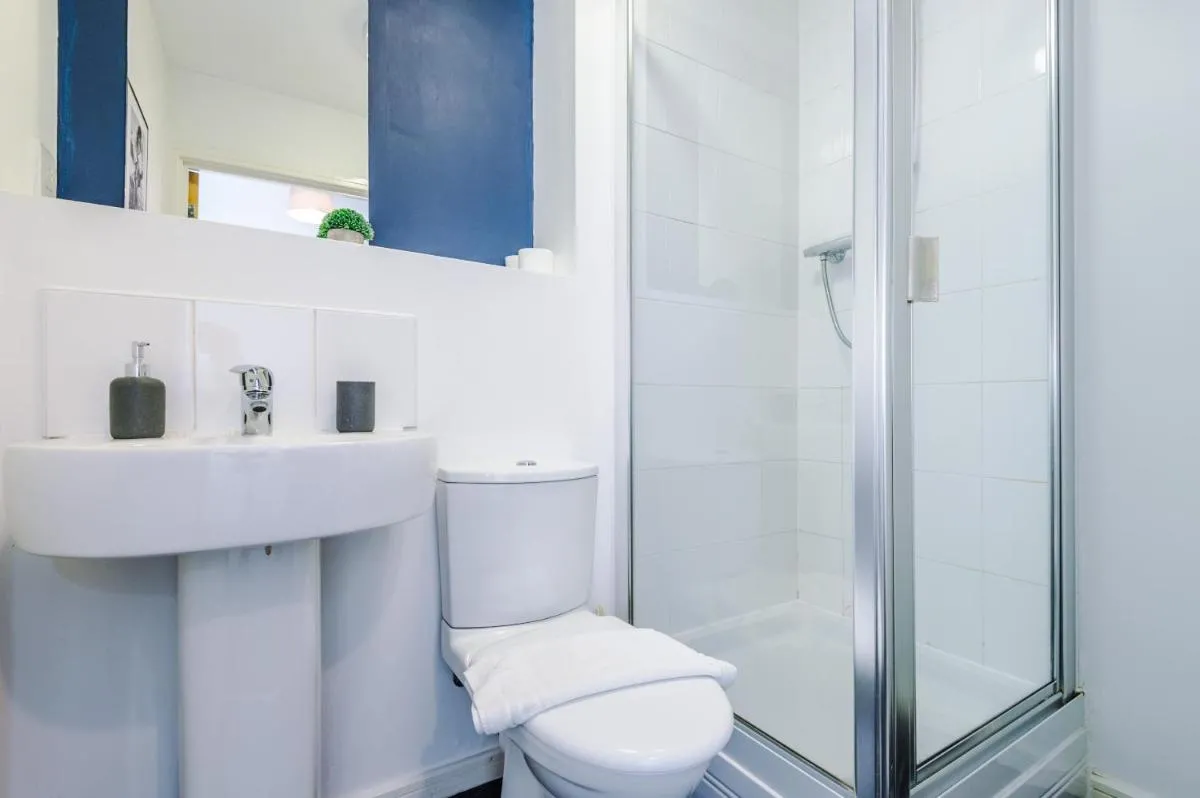 Image 4 of 2 Bed apartment with balcony private parking near Etihad Stadium, COOP Live