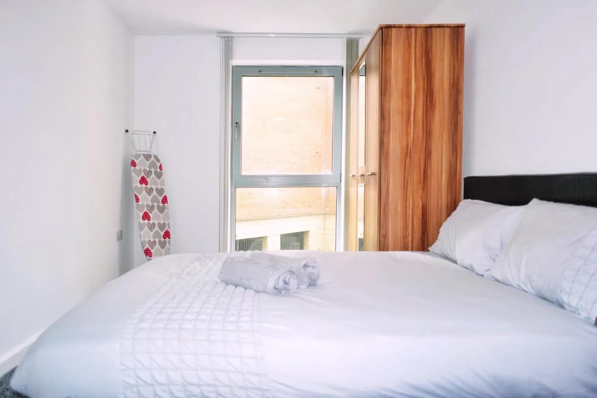 Image 6 of 2 Bed ensuite with Balcony and Free onsite Secure Parking