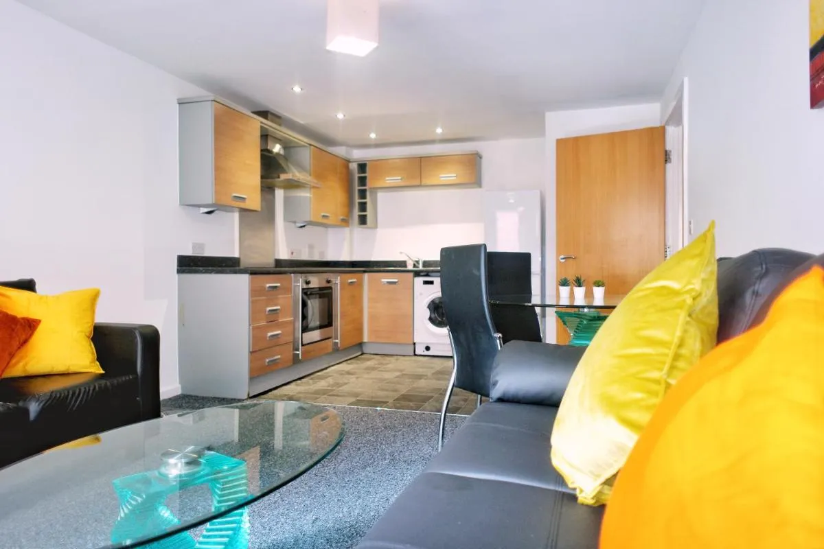 Image 4 of 2 Bed ensuite with Balcony and Free onsite Secure Parking