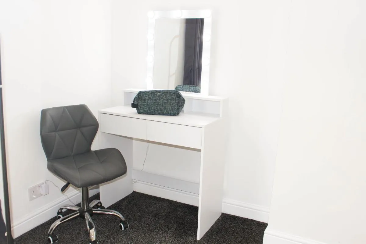 Image 6 of 2 Min walk Etihad Stadium & Coop Arena – 3BR, Free parking