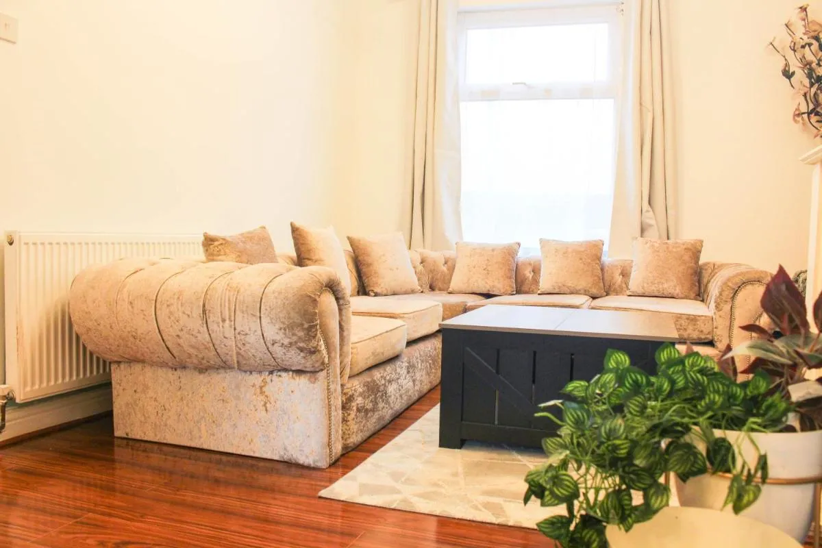 Image 2 of 2 Min walk Etihad Stadium & Coop Arena – 3BR, Free parking