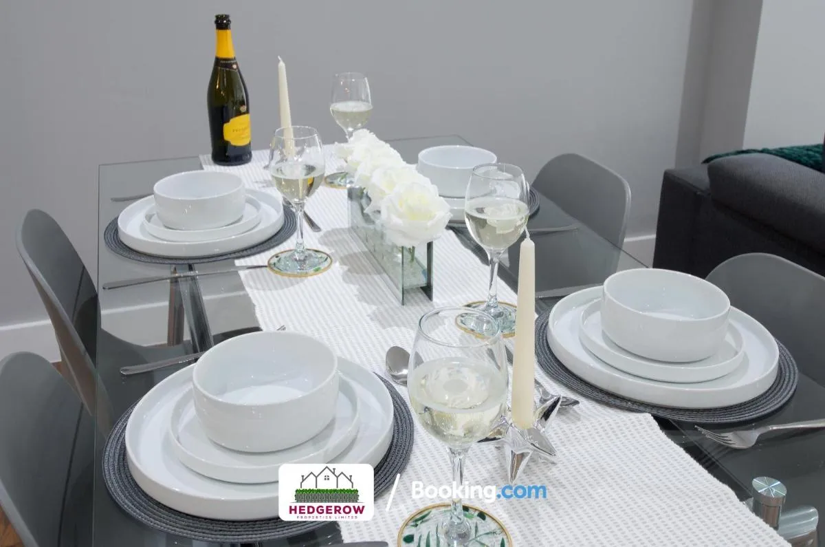 Image 3 of 30Nights Deals l Exclusive Deal on 2-Bed, 2-Bath for 4! 1 Cambridge Street Apartment 197, 4th Floor, Manchester, M1 5GB l Manchester City Loft by Hedgerow