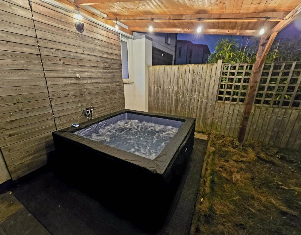 Image 1 of 3 Bed House Etihad Stadium, COOP LIVE Private Parking With Optional HOT TUB