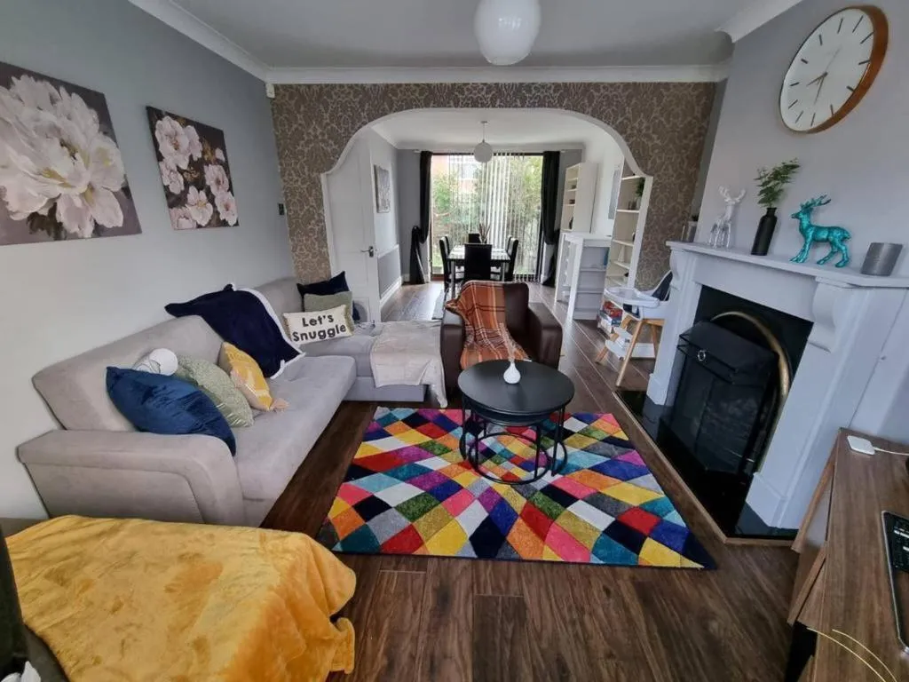 Image of 3 Bed Spacious House with Parking