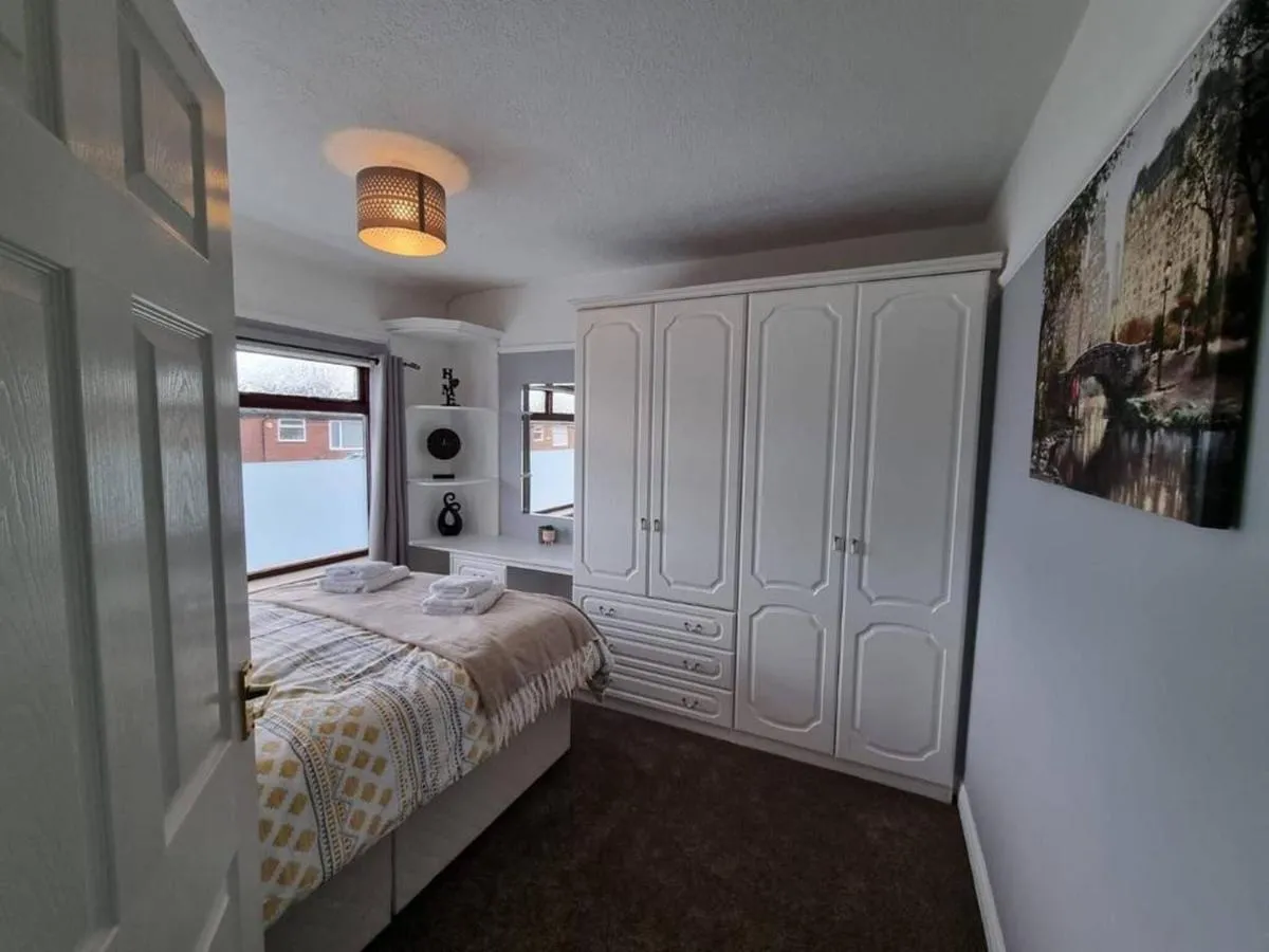 Image 1 of 3 Bed Spacious House with Parking