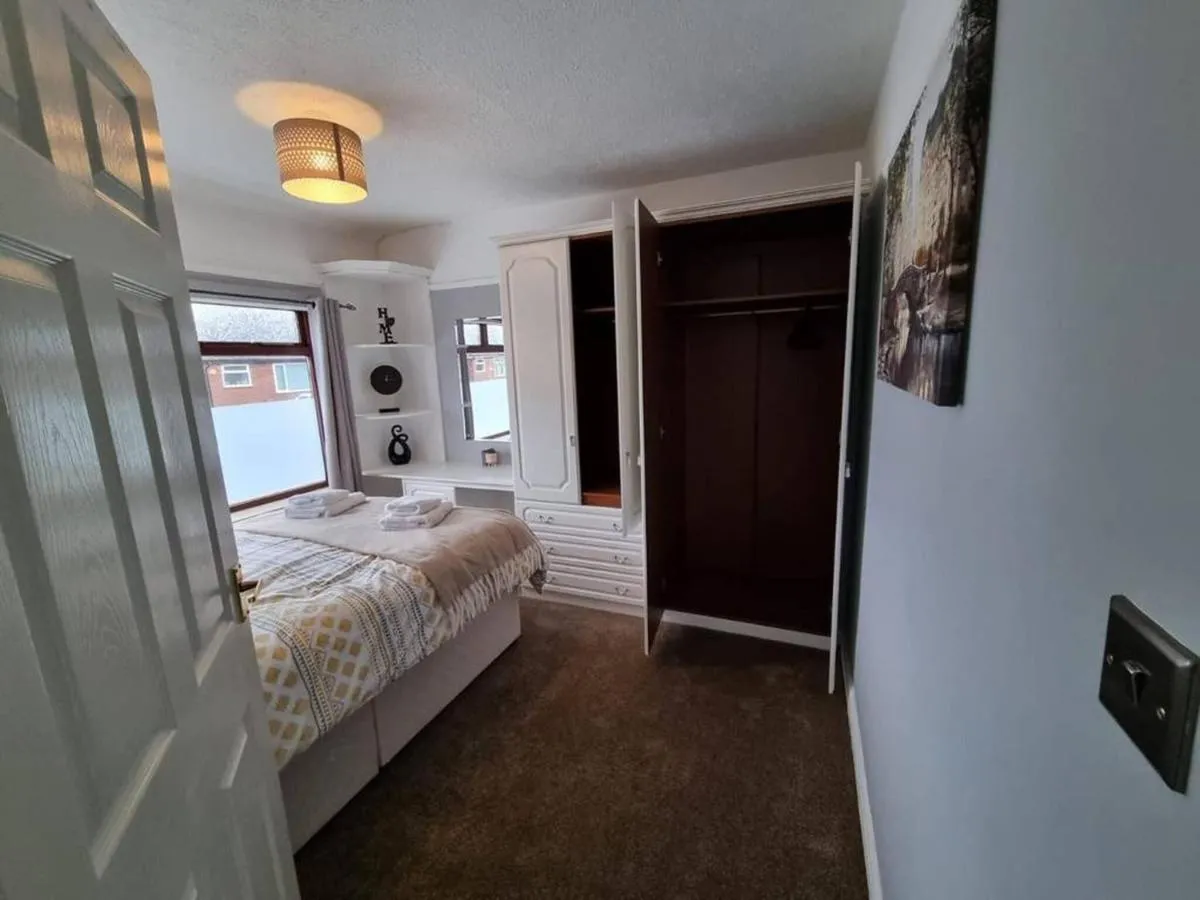 Image 2 of 3 Bed Spacious House with Parking