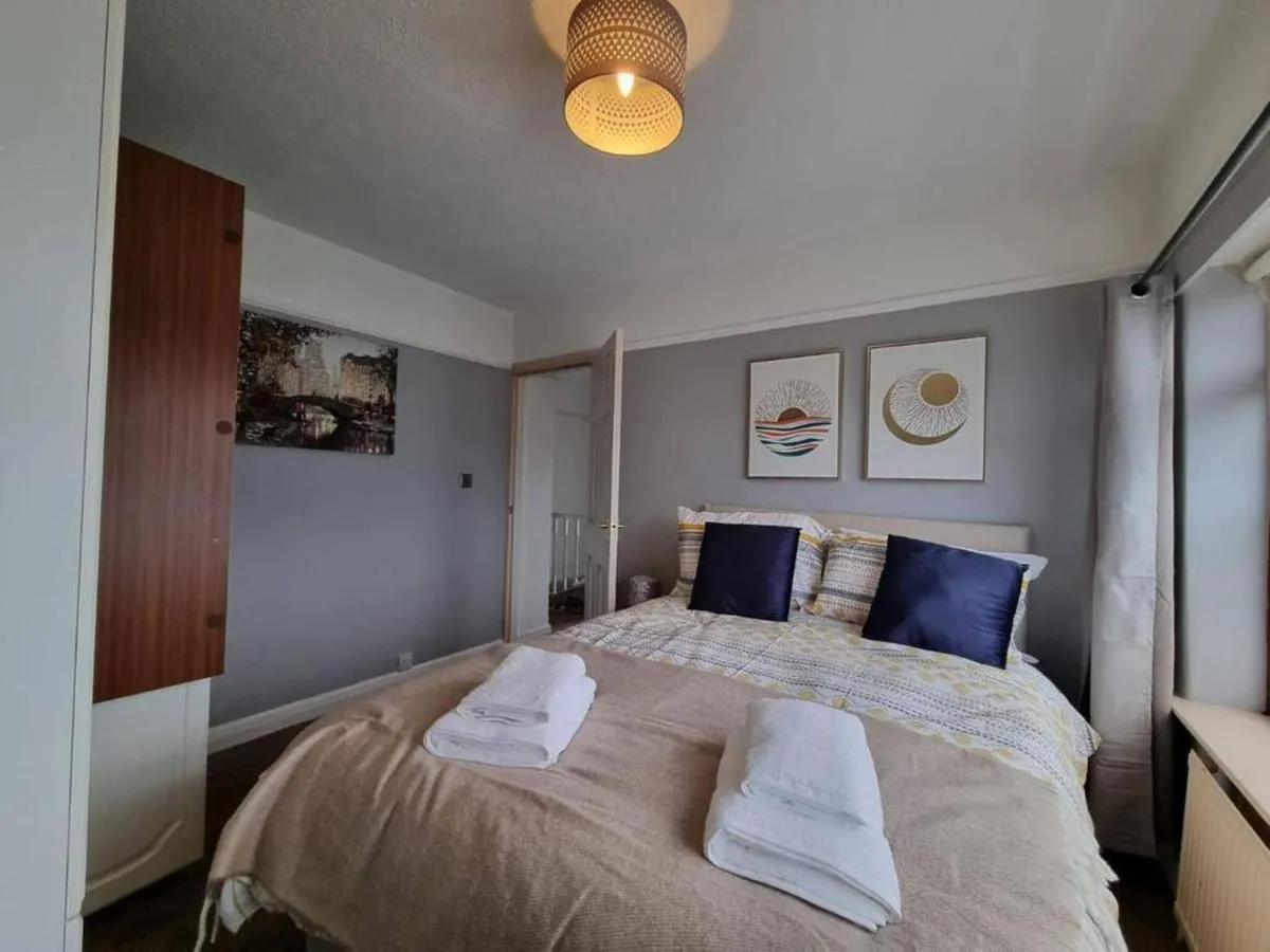 Image 4 of 3 Bed Spacious House with Parking