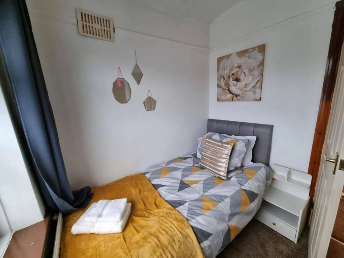 Image 5 of 3 Bed Spacious House with Parking