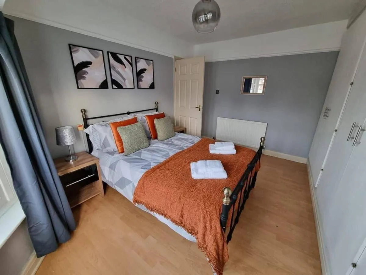 Image 6 of 3 Bed Spacious House with Parking