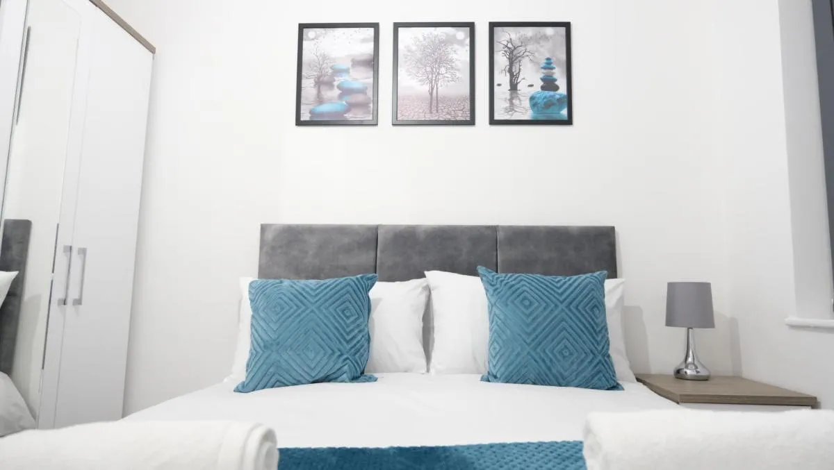Image 3 of 3-Bedroom Semi near Etihad Football Stadium, Tourist attractions, Manchester City Centre and Transport Links – Sky n Netflix