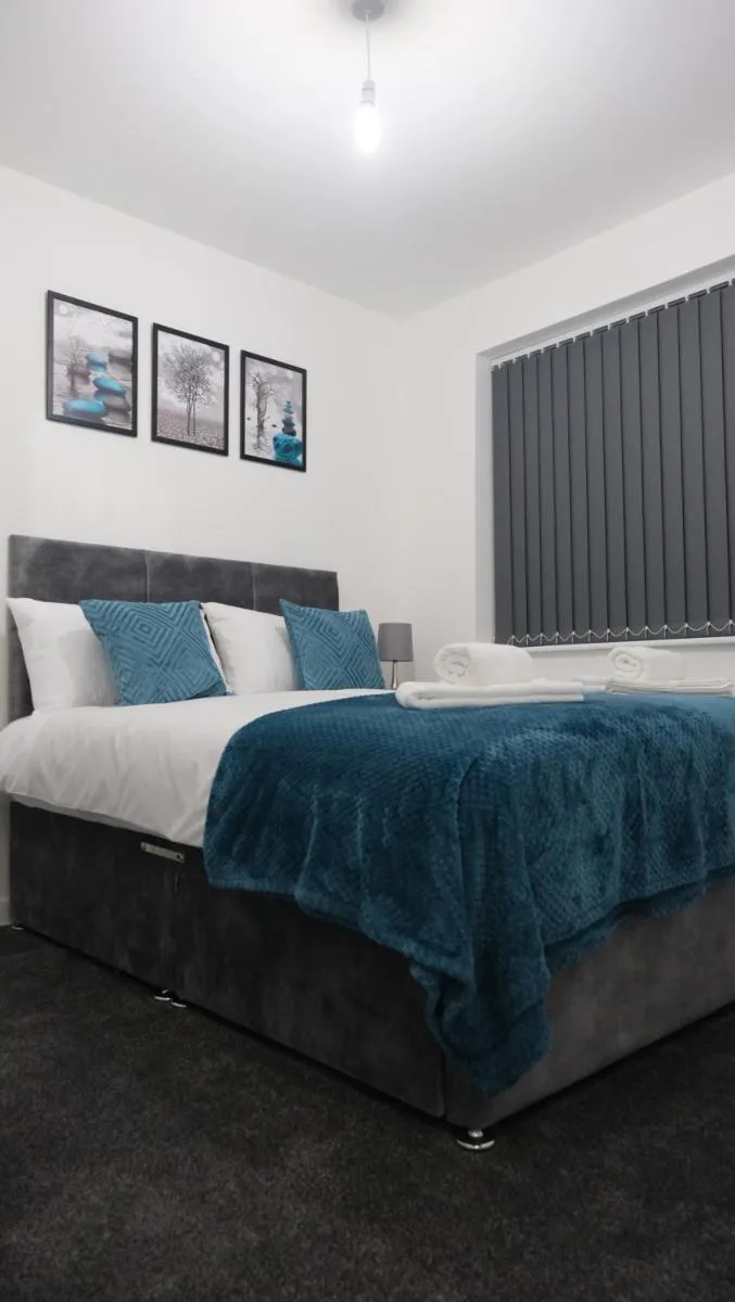 Image 1 of 3-Bedroom Semi near Etihad Football Stadium, Tourist attractions, Manchester City Centre and Transport Links – Sky n Netflix