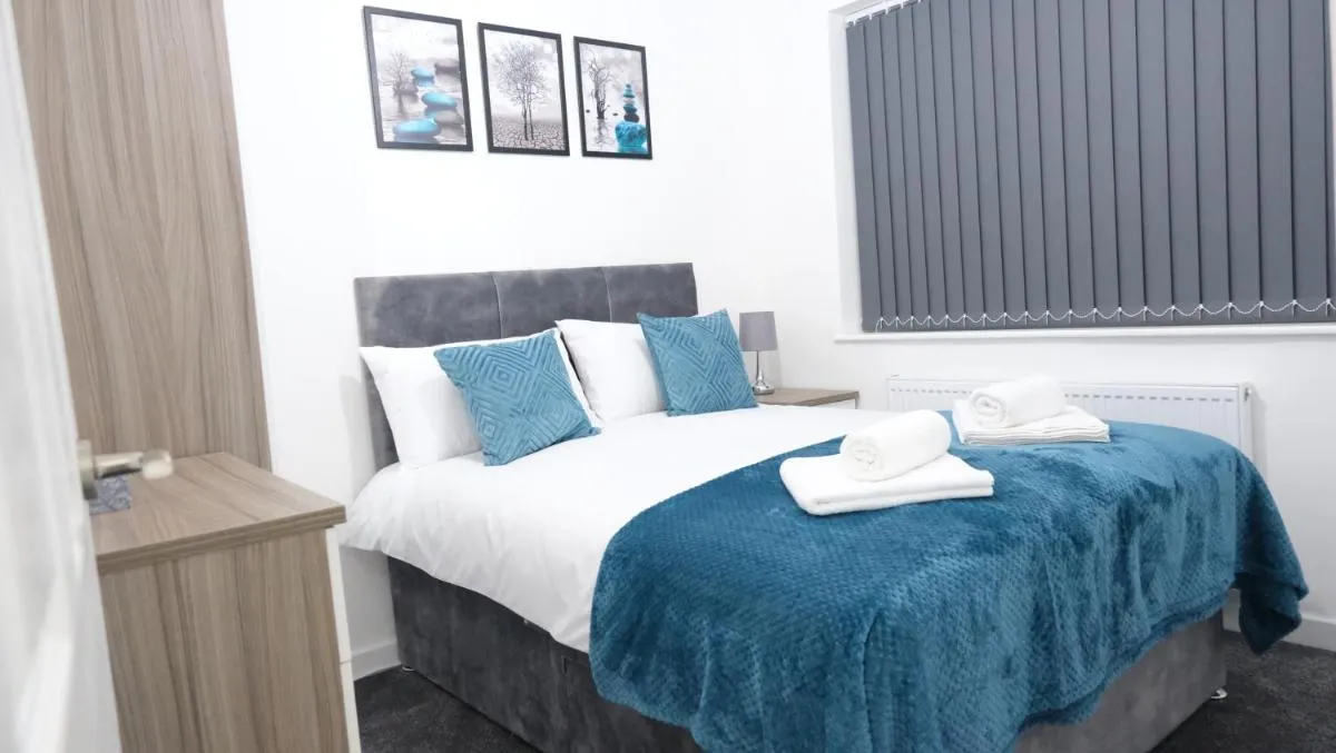 Image 2 of 3-Bedroom Semi near Etihad Football Stadium, Tourist attractions, Manchester City Centre and Transport Links – Sky n Netflix