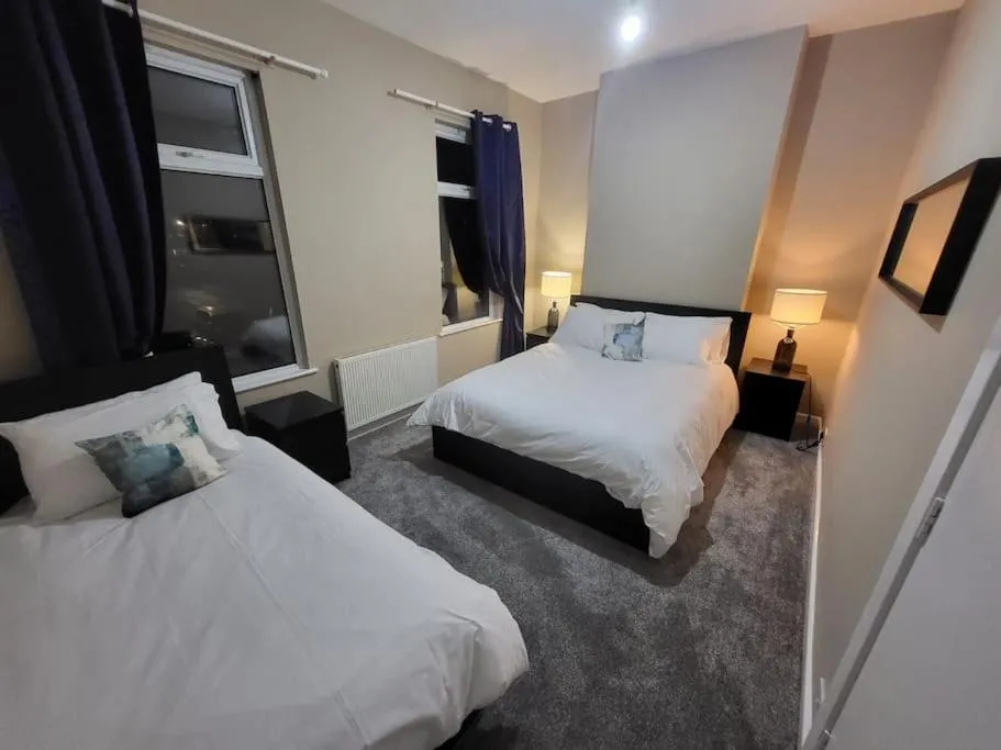 Image 1 of 4 Bedrooms, 8 min to Manchester City!
