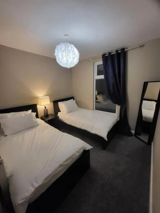 Image 3 of 4 Bedrooms, 8 min to Manchester City!