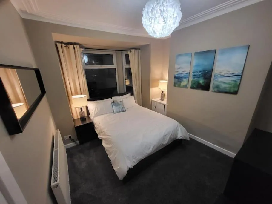 Image 2 of 4 Bedrooms, 8 min to Manchester City!