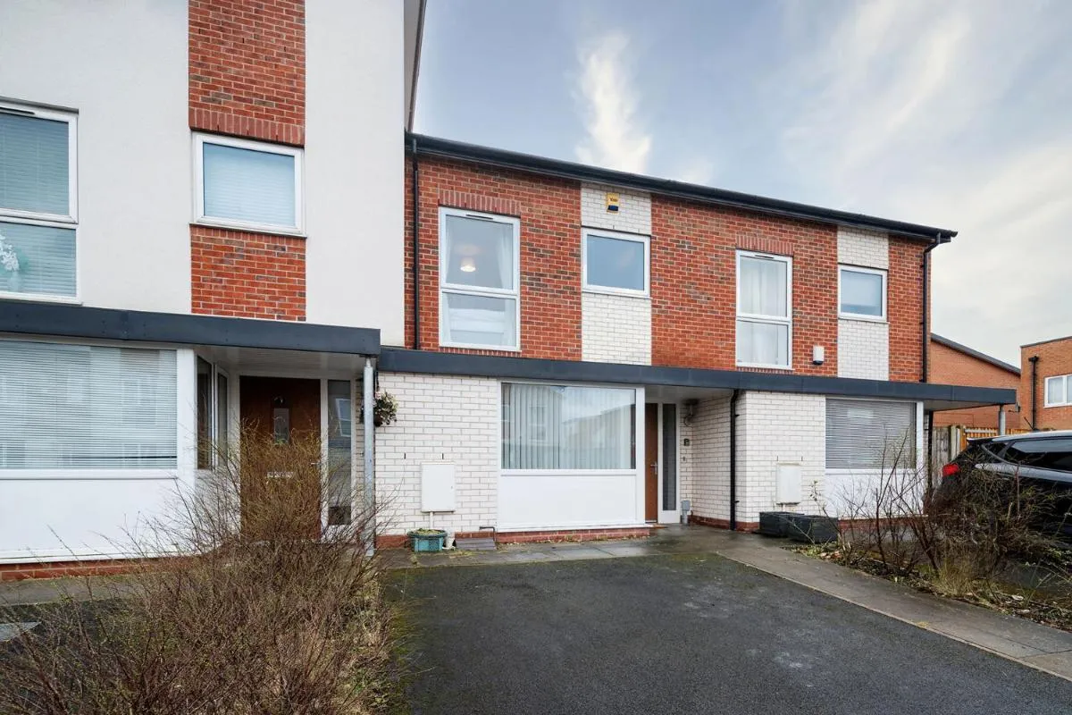 Image 4 of 6 Guests – 3 Bedrooms- Free Wifi – Manchester