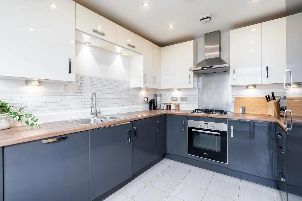 Image 6 of 6 Guests – 3 Bedrooms- Free Wifi – Manchester