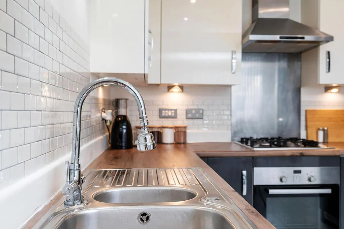 Image 1 of 6 Guests – 3 Bedrooms- Free Wifi – Manchester