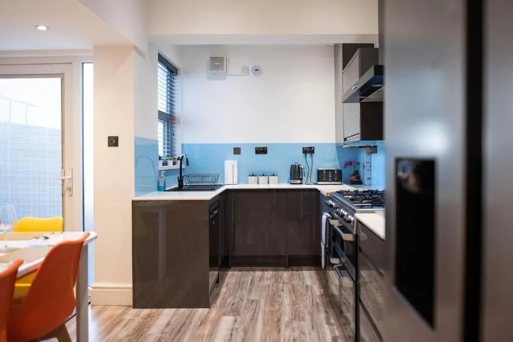 Image 1 of 8 Bed, comfortably sleeps 10, 3 Bath house, 5 Mins Manchester Centre