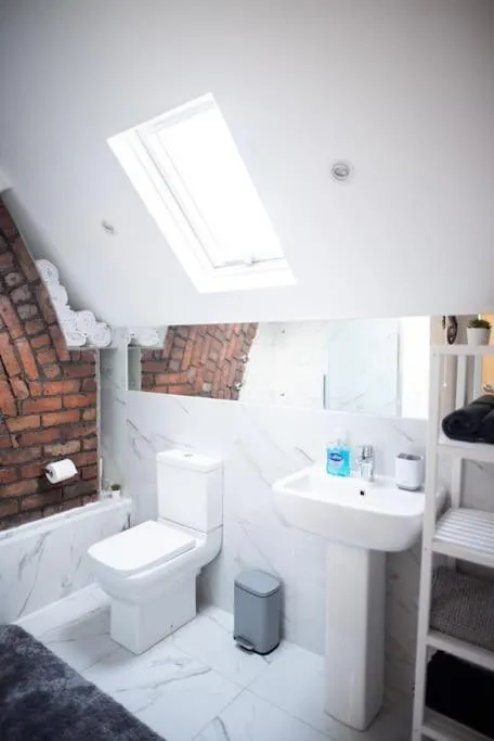 Image 6 of 8 Bed, comfortably sleeps 10, 3 Bath house, 5 Mins Manchester Centre