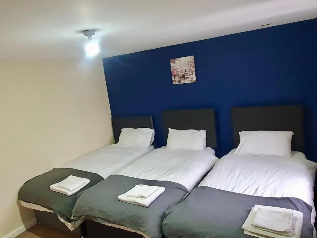 Image of AMILA House Manchester, Modern, Spacious, Sleeps 9 With Parking