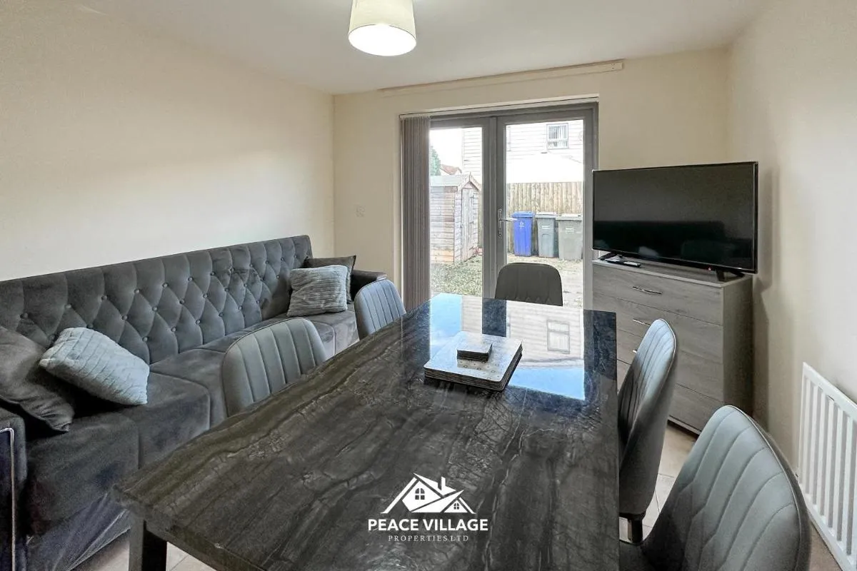 Image 5 of Appealing 5 Bedroom House Near Manchester City