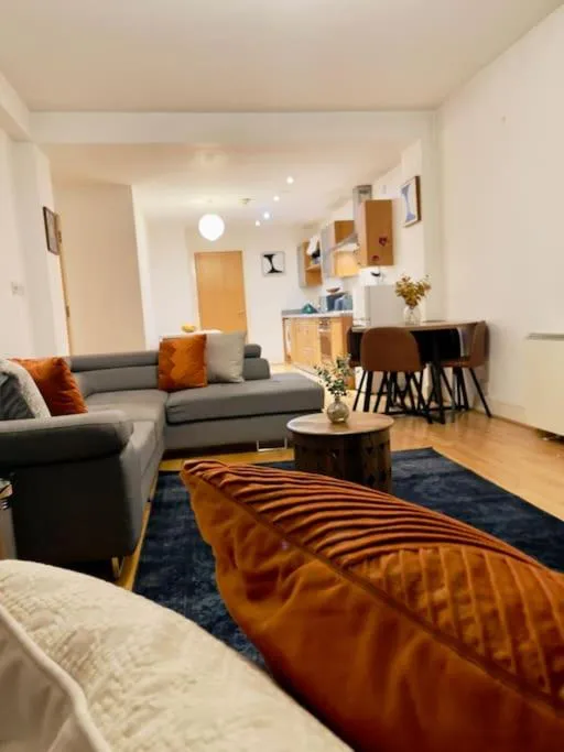 Image 5 of Beautiful Central Open plan living!