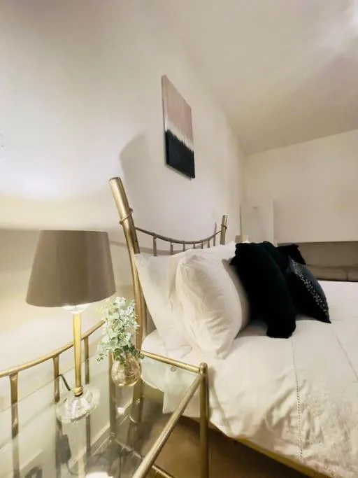 Image 6 of Beautiful Central Open plan living!