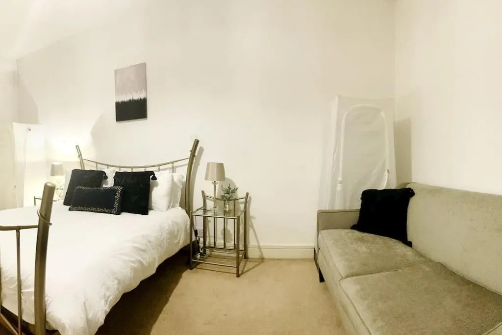Image 1 of Beautiful Central Open plan living!